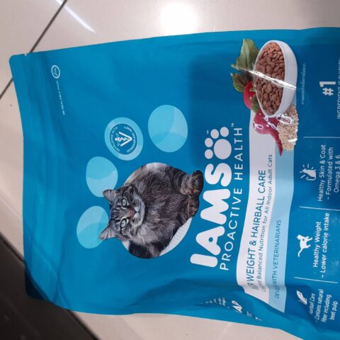Iams Dry Cat Food Indoor Weight & Hairball Care 16 lb — front of pack